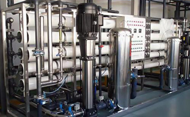 半導(dǎo)體超純水設(shè)備是應(yīng)用于半導(dǎo)體生產(chǎn)零件清洗的超純水設(shè)備，需要符合特定的用水水質(zhì)標準,半導(dǎo)體超純水設(shè)備出水水質(zhì)要符合美國ASTM純水水質(zhì)標準、我國電子工業(yè)電子級水質(zhì)技術(shù)標準18MΩ.cm以上