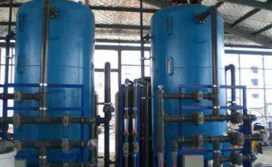 混床是指水依次通過裝有氫型陽離子交換樹脂的陽床和裝有氫氧型陰離子交換樹脂的陰床的系統。氫型陽交換床用于除去水中的陽離子；氫氧型陰離子交換床用于除去水中的陰離子。通過復床可將水中的種礦物鹽基本除去。為了獲取較好的除鹽效果，陽床內裝載強酸陽離子交換樹脂，陰床一般內裝載強堿陰離子交換樹脂?；齑惨卜譃轶w內同步再生