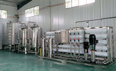      反滲透技術是膜分離技術，與前置預處理系統配套使用；利用高壓泵的加壓，反滲透膜的截留，可有效去除水中固體溶解物、有機物、膠體、微生物以及細菌等雜質。具有應用范圍廣、主動化程度高、占地少、能耗低、出水水質好。