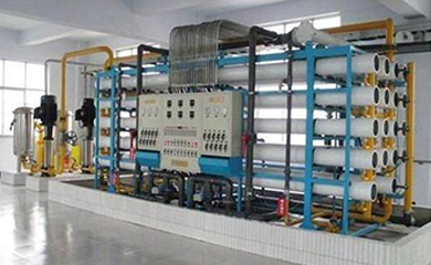       反滲透是最精密的膜法液體分離技術，在進水(濃溶液)側施加操作壓力以克服自然滲透壓，當高于自然滲透壓的操作壓力離加于濃溶液側時水分子自然滲透的流動方向就會逆轉，進水(濃溶液)中的水分子部份通過反滲透膜成為稀溶液側的凈化產水;反滲透設備能阻擋所有溶解性鹽及分子量大于100的有機物，但允許水分子透過，反滲透復合膜脫鹽