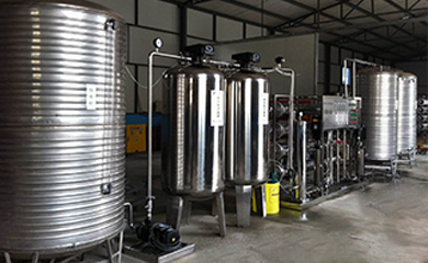 反滲透是一種現代新型的純凈水處理技術。通過反滲透元件來提高水質的純凈度，清除水中含有的雜質和鹽。我們日常所引用的純水或超純水都是經過反滲透設備處理的，水質幾乎不導電。