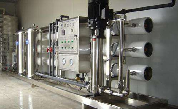 紙工業是與國民經濟發展息息相關的重要產業，還是一個工藝復雜資源消耗量大產生污染物多的工業，所以在水質上不能忽視。需要采用工業純水設備，根據需求采用一級工業純水設備和二級工業純水設備制取的純水來生產。