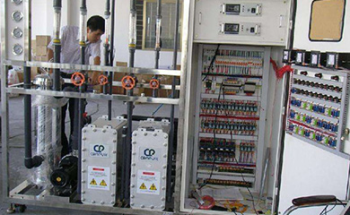       去離子水設(shè)備盡可能地減少各級(jí)的污染，延長(zhǎng)設(shè)備的使用壽命、降低操作人員的維護(hù)工作量。在工藝設(shè)計(jì)上，上海去離子水設(shè)備取市政自來(lái)水為源水，流經(jīng)介質(zhì)過(guò)濾器，活性碳過(guò)濾器，鈉離子