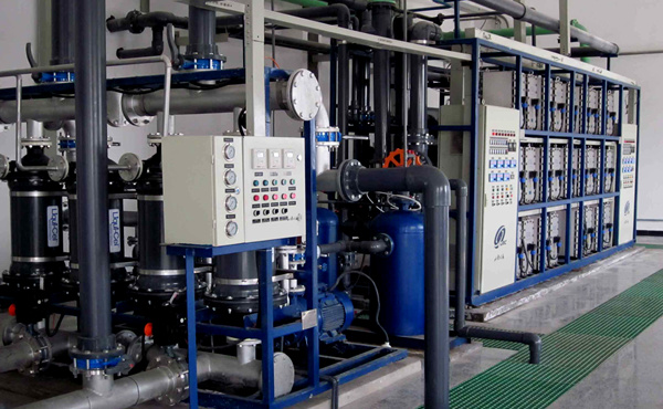 傳統(tǒng)的離子交換系統(tǒng)，去除水中的陰離子和陽(yáng)離子，但水中仍然存在可溶性的有機(jī)物，可以污染離子交換柱從而降低其功效。現(xiàn)在主要采用反滲透+混床或反滲透+EDI的制取工藝。超純水設(shè)備是集于超濾，微濾，吸附，殺菌等技術(shù)的設(shè)備。可以把自來(lái)水轉(zhuǎn)為超純水的設(shè)備。