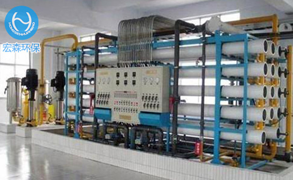 電去離子(Electrodeionization 簡(jiǎn)稱EDI)是將電滲析膜分離技術(shù)與離子交換技術(shù)有機(jī)地結(jié)合起來(lái)的一種新的制備超純水(高純水)的技術(shù)，它利用電滲析過(guò)程中的極化現(xiàn)象對(duì)填充在淡水室中的離子交換樹(shù)脂進(jìn)行電化學(xué)再生。