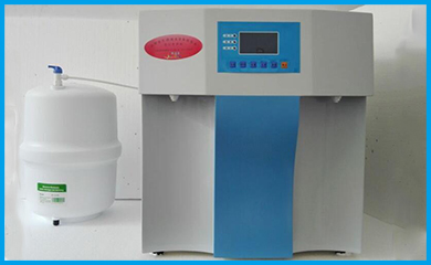 宏森環(huán)保實(shí)驗(yàn)室去離子水機(jī)設(shè)備采用先進(jìn)的反滲透技術(shù)，通過(guò)反滲透膜的優(yōu)化可以去除98%左右的離子，然后再由樹(shù)脂進(jìn)行脫鹽，以保證出水的穩(wěn)定，滿足客戶需求。