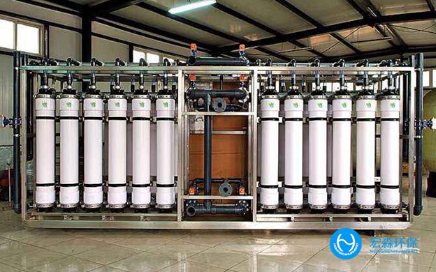 隨著經(jīng)濟(jì)發(fā)展人們對生活要求也提高，有了大量食品加工行業(yè)，但是這個行業(yè)在生產(chǎn)過程中會排放大量污水，如果不及時處理，污水可能會流入食品生產(chǎn)工藝中，影響食品的衛(wèi)生。食品加工行業(yè)想要處理食品加工污水，就選擇食品加工廢水零排放設(shè)備，應(yīng)注重其優(yōu)點(diǎn)和特點(diǎn)。食品加工廢水零排放設(shè)備精確地將接觸氧化工藝和活性污泥相結(jié)合，使廢水處理水平大大提高。 食品加工廢水零排放設(shè)備 一、投資難 建設(shè)大型廢水處理廠的投資壓力往往很大，這種食品加工廢水零排放設(shè)備的總投資非常小，市場價格從幾萬到幾十萬不等，適用于房地產(chǎn)、大工廠等社會大資金的投資，等等，這也更符合&ldquo;誰污染誰治理&rdquo;的原則。 二、精確實(shí)現(xiàn)中水回用，達(dá)到節(jié)水的目的 大型廢水處理廠開展中水業(yè)務(wù)的主要障礙是鋪設(shè)一條極大的中水通道管網(wǎng)，綜合設(shè)備可以更敏捷地配置。通常來說，排水點(diǎn)也是中水回用的點(diǎn)，這樣就全然可以省去下方水道的建設(shè)。 三、要精確解決建筑面積問題 廢水處理廠的建設(shè)必須占用大面積的土地，但隨著城市化進(jìn)程和土地利用日趨惡化，綜合設(shè)備處理效率很低，而且可以埋在地表下列，基本上不占用土地面積。 四、緩解市政管理建設(shè)壓力 大型廢水處理廠的建設(shè)需要大型市政管網(wǎng)系統(tǒng)的建設(shè)。對于網(wǎng)絡(luò)不興盛的小區(qū)、工廠、風(fēng)景名勝區(qū)的建設(shè)，管理不便于，也是資金的浪費(fèi)。而且這種食品加工廢水零排放設(shè)備更便于分離排水，不會增加廢水管道的壓力。 